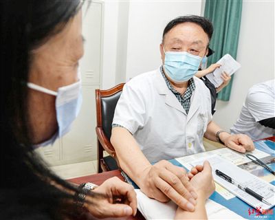 <b>成都73岁名老中医王晓东：中国摄影界进入稻城亚丁第一人</b>