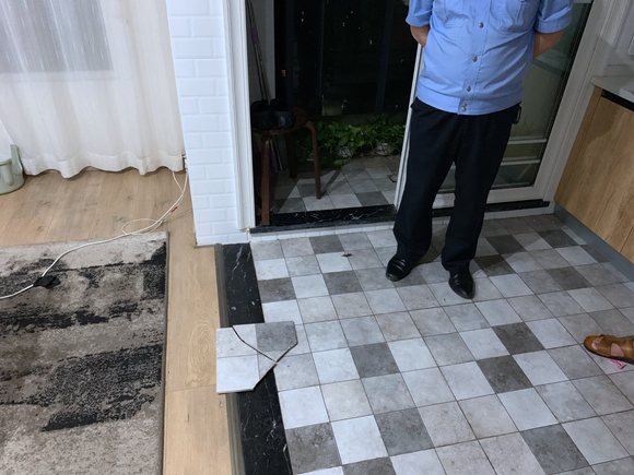 <b>黑龙江籍“任性”男子从21楼连续扔下3块瓷砖伤人被刑拘</b>