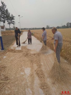 <b>安徽：清扫四边 助力秸秆禁烧</b>