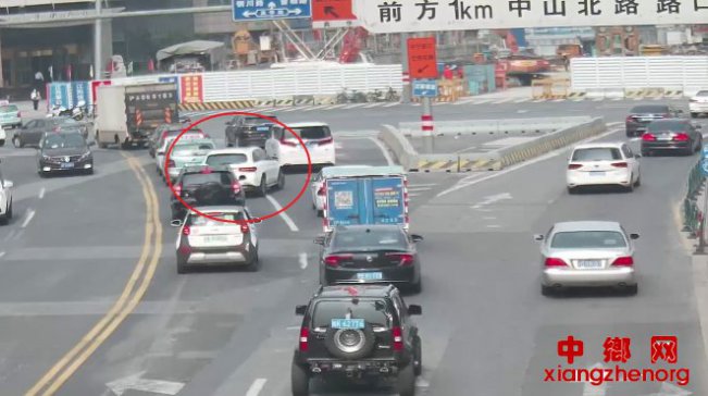 男子撞民警被抓自称外籍人士：经调查，系土生土长的中国人