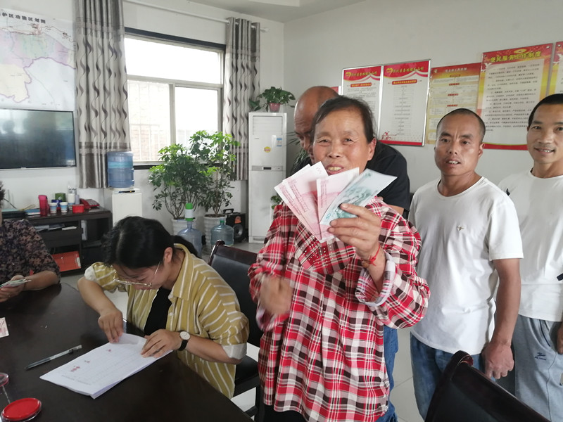 <b>陕西华州区杏林镇：扶贫产业见效  贫困群众分红</b>