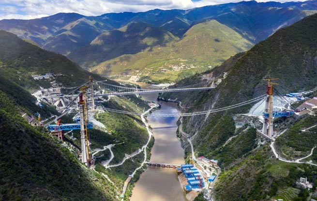 人民日报头版：飞跨虎跳峡