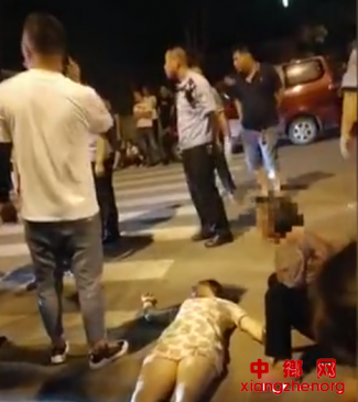 西安城管驾车撞倒摊贩后离开，涉事城管已道歉赔偿