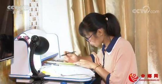 （图说：陈春秀在家中学习。图源/央视新闻）