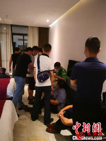 图为抓捕犯罪嫌疑人 源城公安分局供图 摄
