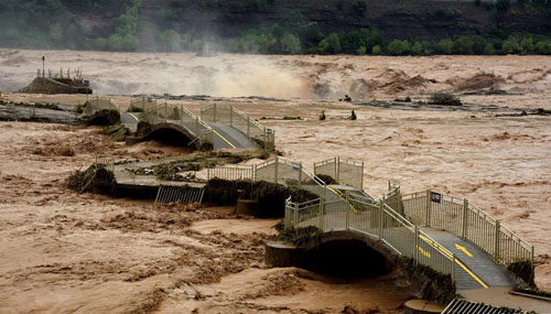 <b>山西壶口瀑布景区受洪峰影响暂时关闭</b>
