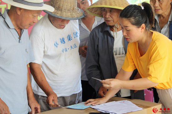 <b>安徽：爱心礼包送给困难留守儿童</b>