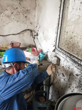 <b>安徽省怀远县兰桥乡供电所为全乡贫困户整修用电线路</b>