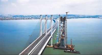 福厦高铁泉州湾跨海大桥南岸主塔封顶
