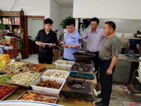 <b>安徽省古城镇开展食品安全大检查</b>
