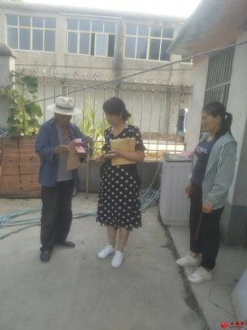 <b>安徽阜阳颍东区枣庄镇：国庆中秋为计生特别扶助家庭发送“红包”</b>
