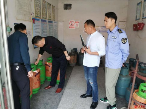 <b>安徽谯城区华佗镇：开展双节前安全生产及食品安全大检查</b>