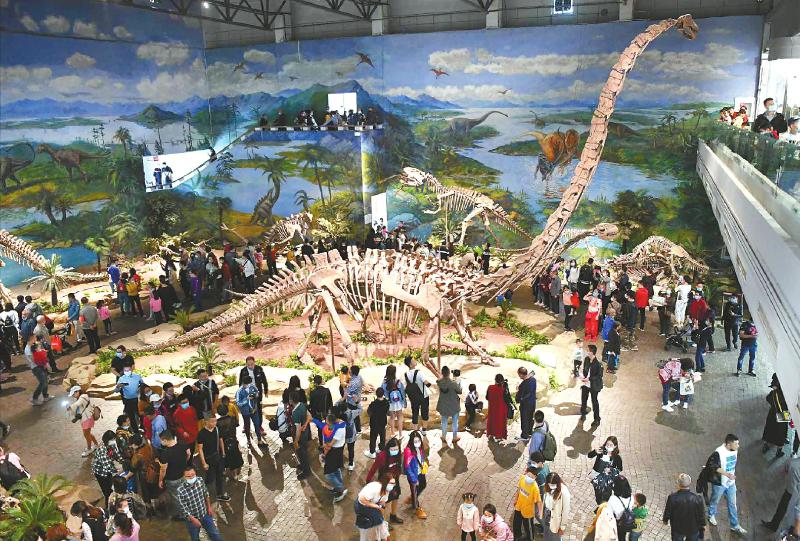 <b>游客游览自贡恐龙博物馆</b>