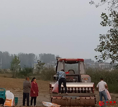 安徽阜阳颍东区枣庄镇开展秋种帮扶工作