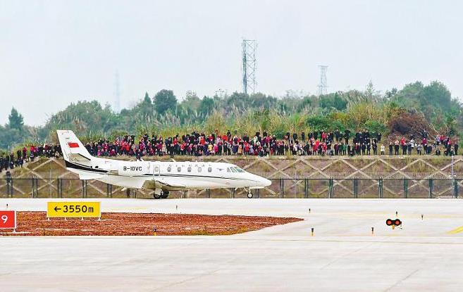 <b>成都天府国际机场迎来第一飞</b>