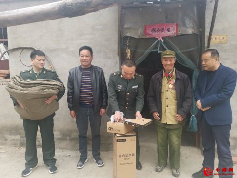 天气渐冷  御寒物品送给老英雄