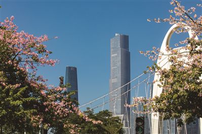 秋日蓝天下的广州美景