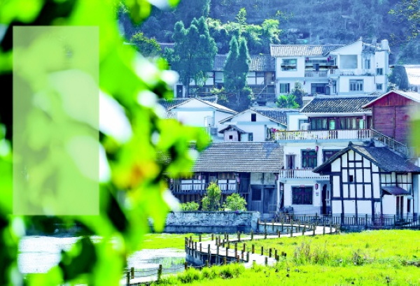 <b>青山眉样翠村寨画般美</b>