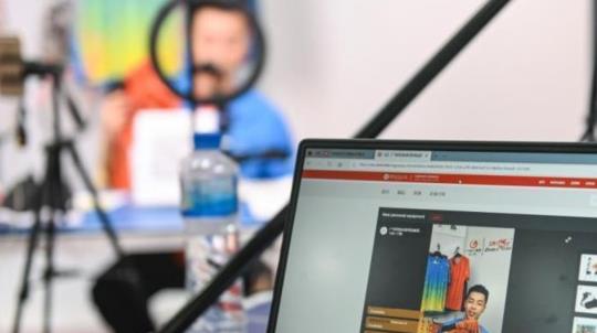 <b>直播带货乱象调查：究竟谁在浑水摸鱼？</b>