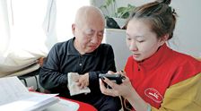 <b>宁夏银川：智能手机培训班帮老年人拥抱“数字生活”</b>