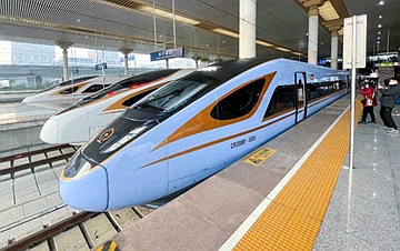 <b>我国新型“复兴号”动车组投入运营</b>