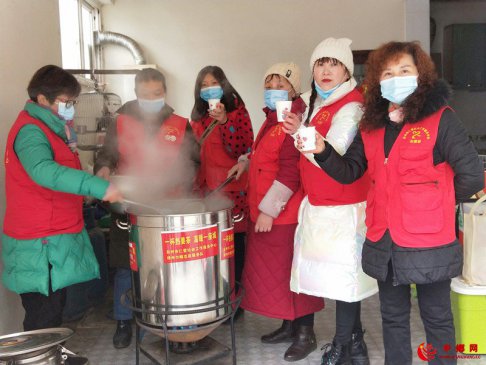 成都市彭州志愿者为老年人、环卫工人雪中送姜