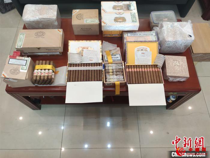 图为警方查获的雪茄烟 韦柳 摄