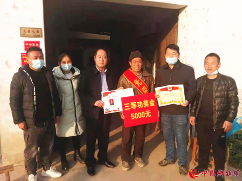 儿子参军部队立功  地方领导登门送奖