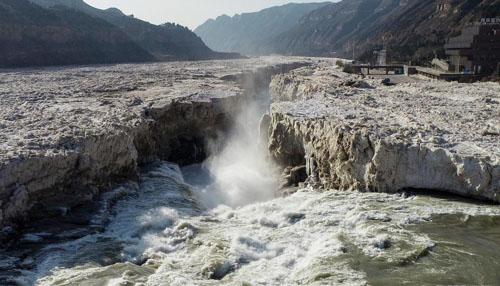 <b>冰消河开 壶口瀑布又奔腾</b>