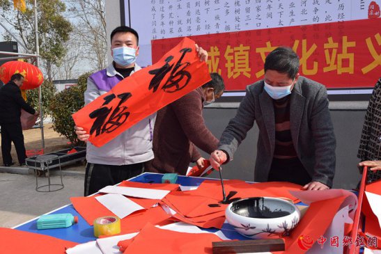 <b>春联送村头 农民乐悠悠</b>
