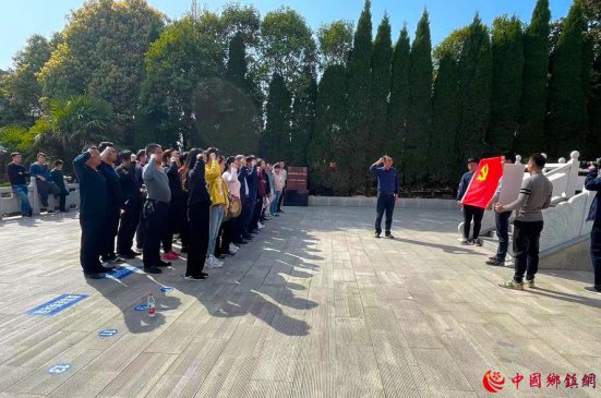 <b>安徽省怀远县兰桥镇组织干部开展祭扫英烈活动——传承红色基因 清明祭扫英</b>