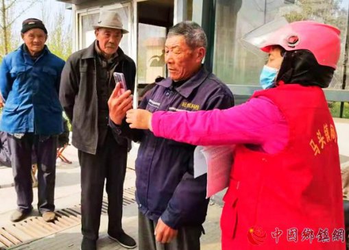 山东郯城社保“网格员”登门进行养老金资格认