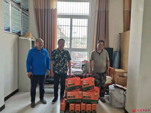 安徽：捐赠物品慰问枣庄镇午收秸秆禁烧一线干