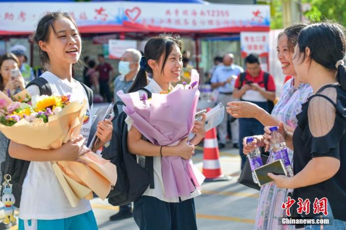 资料图：6月10日，海南省海口市海南中学考点外，家长为刚刚走出考场的考生送上鲜花。当日，海南省2021年高考结束 。 <a target='_blank'  data-cke-saved-href='http://www.chinanews.com/' href='http://www.chinanews.com/'><p  align=