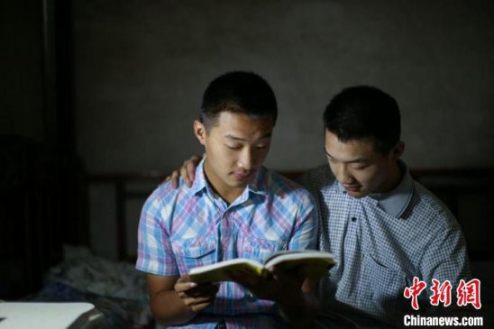 脑瘫双胞胎兄弟考上职业学校 妈妈：“从没想过
