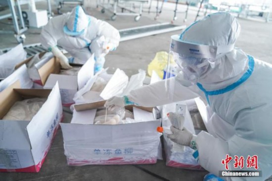 资料图：工作人员现场采集进口冷链食品核酸样本。<a target='_blank'  data-cke-saved-href='http://www.chinanews.com/' href='http://www.chinanews.com/'><p  align=