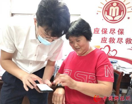 郯城：48名“健忘老人”免费戴上“孝心环”