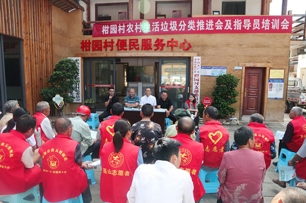 <strong>重庆巫山：三峡最美花果之乡曲尺开展环境大整</strong>