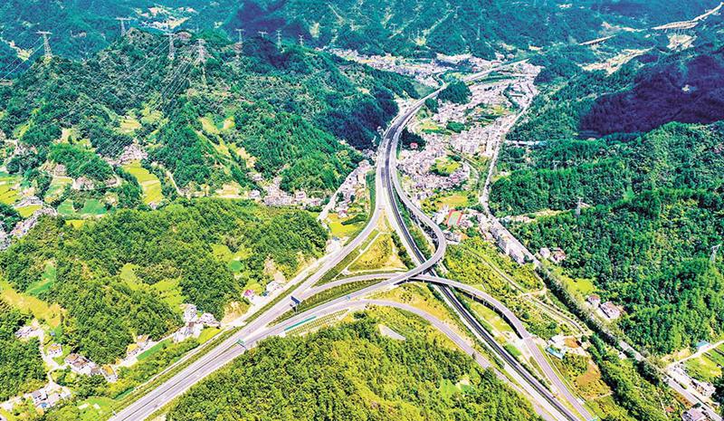 重庆石柱至黔江高速通车 全线车程约1小时