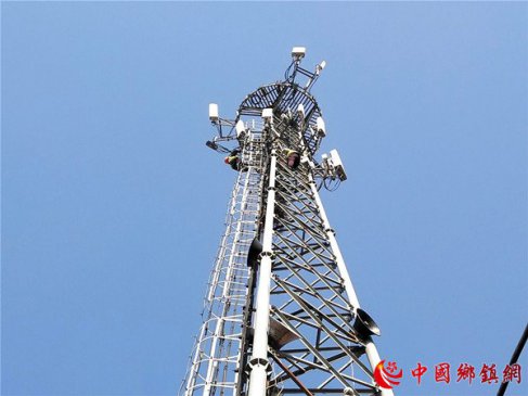 工人登高冒严寒 维修铁塔入云端