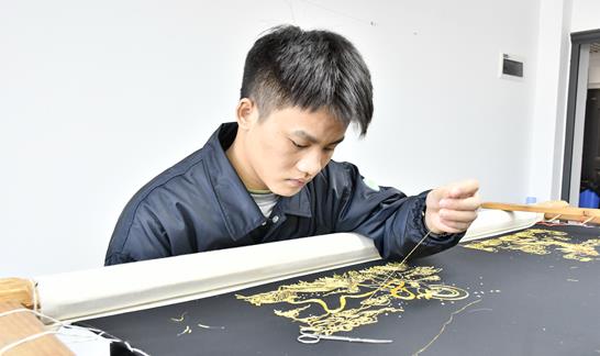 三百六十行 “男绣才”指尖生“画”