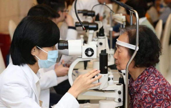 关注中年人群眼科健康 专家：近视和老花不能抵