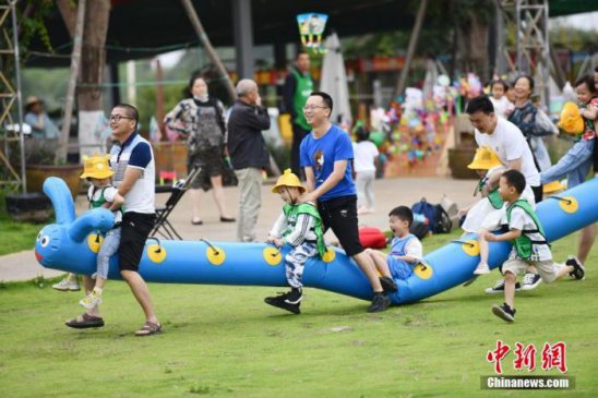 “六一”儿童节，大朋友们纷纷为自己的快乐“