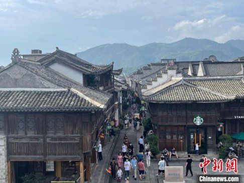 浙江千年古城传统美食受青睐 成“Z世代”假期新