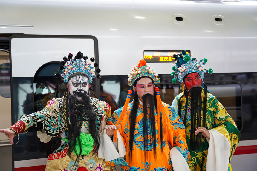 G52次列车在重庆北站首发现场。吴汪阳摄