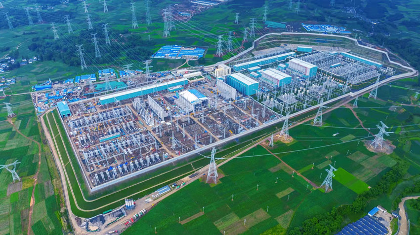 世界占地面积、输送容量最大的换流站——布拖±800千伏特高压换流站。卢忠东摄