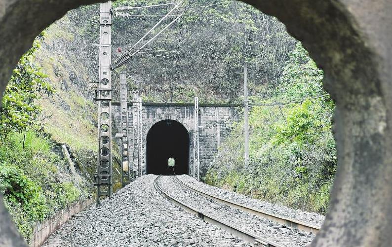 洞穿龙泉山 这条隧道将线路缩短23.8公里