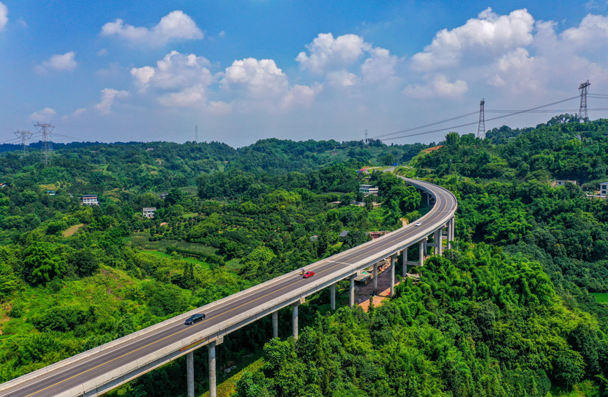 <b>四川泸州：生态公路美如画</b>