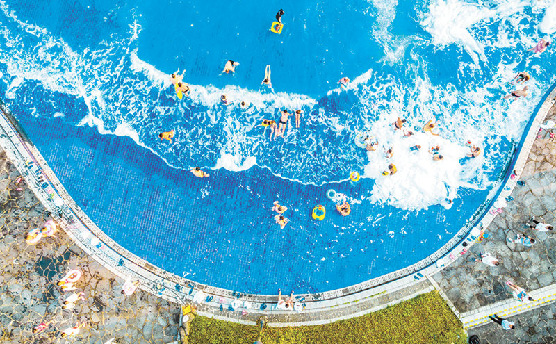 7月8日，南川区金佛山景区天星温泉，游客在冲浪池里玩水纳凉。通讯员 胡波 摄/视觉重庆