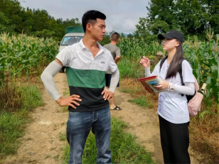队员们了解农业种植知识。西南政法大学民商法学院供图